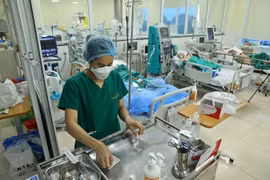 Nhân viên y tế chăm sóc, điều trị cho bệnh nhân COVID-19 nặng. (Ảnh: Minh Quyết/TTXVN)