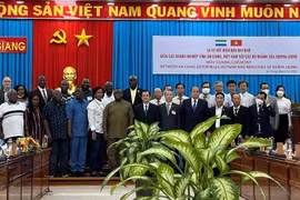 Tổng thống nước Cộng hòa Sierra Leone Julius Maada Bio cùng Đoàn đại biểu cấp cao nước Cộng hòa Sierra Leone chụp hình chung với lãnh đọa tỉnh An Giang. (Ảnh: Công Mạo/TTXVN)
