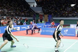  Đôi VĐV Đỗ Tuấn Đức và Phạm Hồng Nam (Việt Nam, áo trắng đen) trong trận bán kết với đôi VĐV Leo Rolly Carnando và Daniel Marthin của Indonesia. (Ảnh: Đồng Thúy/TTXVN)