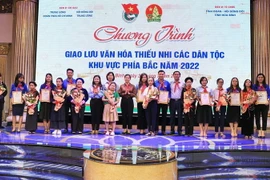 Trung ương Đoàn Thanh niên Cộng sản Hồ Chí Minh, Hội đồng Đội Trung ương trao học bổng Vừ A Dính cho thiếu nhi dân tộc tiêu biểu. (Ảnh: Trọng Đạt/TTXVN)