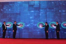 Ra mắt sản phẩm du lịch thông minh, đón khách tham quan Chính điện Lam Kinh. (Ảnh: Nguyễn Nam/TTXVN)