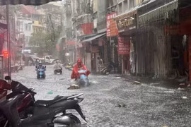 Mưa lớn kéo dài khiến một số tuyến phố ở Thủ đô ngập sâu. (Ảnh: Phạm Kiên/TTXVN)