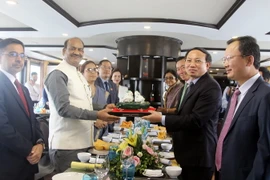 Ông Nguyễn Xuân Ký, Ủy viên Trung ương Đảng, Bí thư Tỉnh ủy, Chủ tịch HĐND tỉnh Quảng Ninh tặng quà lưu niệm cho Chủ tịch Hạ viện Ấn Độ Om Birla. (Ảnh: Đức Hiếu/TTXVN)