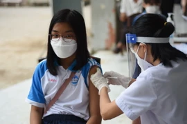 Tiêm vaccine phòng COVID-19 cho các em học sinh Trường trung học cơ sở Trần Hưng Đạo, thành phố Biên Hòa, tỉnh Đồng Nai. (Ảnh: Lê Xuân/TTXVN)