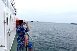 Tàu của Bộ đội Biên phòng Bình Thuận tìm kiếm tại khu vực tàu cá BTh 97478 TS bị mất liên lạc. (Ảnh: TTXVN phát)