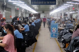 Công nhân Công ty Cổ phần đầu tư quốc tế Phong Phú, tỉnh Phú Yên sản xuất đảm bảo an toàn phòng chống dịch COVID-19. (Ảnh: Xuân Triệu/TTXVN)