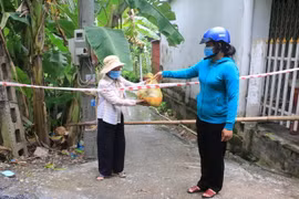 Bếp ăn tại xã Lộc Hòa, huyện Long Hồ, tỉnh Vĩnh Long, hỗ trợ người dân tại khu phong tỏa. (Ảnh: Lê Thúy Hằng/TTXVN)