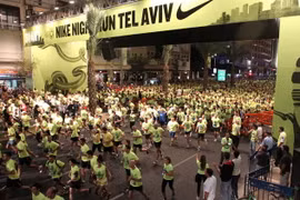 Các vận động viên chạy tại Quảng trường Rabin trong Cuộc chạy đêm Nike 2011. (Nguồn: timesofisrael.com)