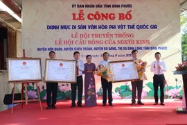 Trao giấy chứng nhận danh mục Di sản Di sản Văn hóa Phi vật thể Quốc gia đối với Lễ hội truyền thống, Lễ hội Cầu Bông của người Kinh tại các huyện Hớn Quản, Chơn Thành, Bù Đăng và thị xã Bình Long. (Ảnh: K GỬIH/TTXVN)