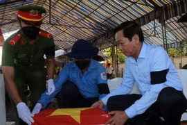 An táng hài cốt liệt sỹ hy sinh trong các thời kỳ chiến tranh ở Campuchia tại Nghĩa trang huyện Hòn Đất. (Ảnh: Lê Sen/TTXVN)