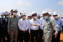 Phó Thủ tướng Lê Văn Thành kiểm tra thực tế hiện trường sân bay Long Thành. (Ảnh: Công Phong/TTXVN)