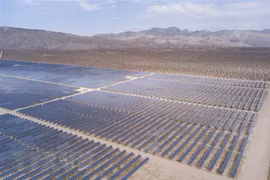 Tấm năng lượng Mặt Trời tại một nhà máy điện ở Mojave, California của Mỹ. (Ảnh: AFP/TTXVN)
