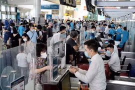 Lượng hành khách đi máy bay những ngày qua tăng đột biến. (Ảnh: Huy Hùng/TTXVN)