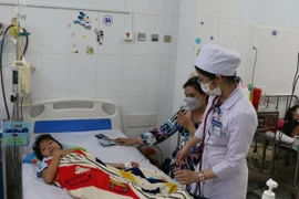 Bệnh nhân mắc sốt xuất huyết điều trị tại Khoa Nhi, Bệnh viện đa khoa tỉnh Bạc Liêu. (Ảnh: Tuấn Kiệt/TTXVN)