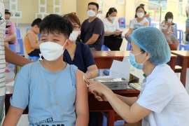 Tiêm vaccine phòng COVID-19 cho học sinh tại điểm tiêm trường THCS Nguyễn Huệ, quận Hải Châu. (Ảnh: Văn Dũng/TTXVN)
