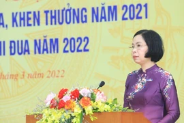 Tổng Giám đốc, Chủ tịch Hội đồng thi đua khen thưởng TTXVN Vũ Việt Trang trao Cờ thi đua của TTXVN cho các tập thể. (Ảnh: Tuấn Anh/TTXVN)