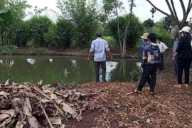 Khu vực ao nước nơi xảy ra vụ tai nạn thương tâm. (Ảnh: TTXVN phát)