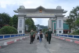 Lực lượng chức năng Việt Nam đưa các công dân nhập cảnh trái phép ra vạch biên giới Cửa khẩu đường bộ quốc tế Lào Cai để trao trả cho phía Trung Quốc. (Ảnh: TTXVN phát)