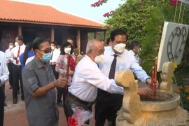Các vị nguyên lãnh đạo tỉnh ủy Long An và huyện Đức Hòa thắp hương tại khu di tích lịch sử - nơi thành lập Chi bộ Đảng đầu tiên của tỉnh. (Ảnh: Thanh Bình/TTXVN)