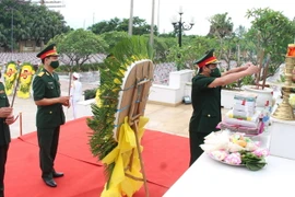 Lễ Truy điệu, an táng hài cốt liệt sỹ Việt Nam hy sinh tại Lào. (Ảnh: TTXVN phát)