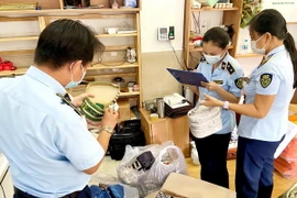 Đội 3 - Cục Quản lý thị trường kiểm tra cơ sở kinh doanh cùng 2 kho hàng của một công ty nằm tại hẻm 43 Thành Thái, quận 10. (Ảnh: Thành Chung/TTXVN)