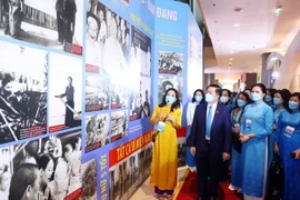 Trưởng ban Tuyên giáo Trung ương Nguyễn Trọng Nghĩa và Chủ tịch Hội Liên hiệp Phụ nữ Việt Nam Hà Thị Nga cùng các đại biểu tham quan triển lãm. (Ảnh: TTXVN)
