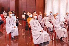 Tăng ni, Phật tử trong đợt hỗ trợ phòng chống dịch COVID-19, tại TP.HCM. (Ảnh: Xuân Khu/TTXVN)
