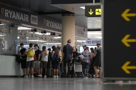 Hành khách chờ đổi vé của Hãng hàng không Ryanair ở sân bay El Prat, Tây Ban Nha do cuộc đình công của nhân viên hàng không châu Âu, ngày 30/6 vừa qua. (Ảnh: AFP/TTXVN)