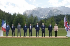 Các đại biểu chụp ảnh chung tại Hội nghị thượng đỉnh G7 ở lâu đài Elmau thuộc bang Bayern của Đức, ngày 26/6. (Ảnh: AFP/TTXVN)