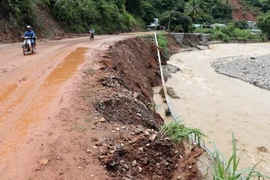 Một vị trí sạt taluy âm trên Quốc lộ 37, đoạn qua huyện Bắc Yên khiến hộ lan bị hư hỏng nặng. (Ảnh: Hữu Quyết/TTXVN)