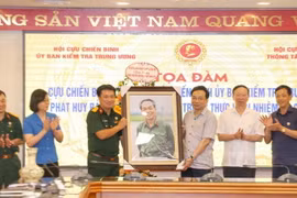 Hội Cựu chiến binh TTXVN tặng quà lưu niệm cho Hội Cựu chiến binh Ủy ban Kiểm tra Trung ương. (Ảnh: Tuấn Đức/TTXVN)