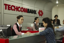 Giao dịch tại Techcombank. (Ảnh: CTV/Vietnam+)