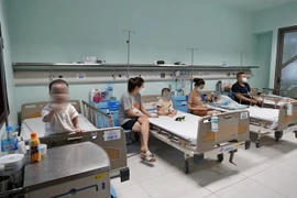 Bệnh nhi mắc virus Adeno điều trị tại bệnh viện Nhi Trung ương. (Ảnh: TTXVN)