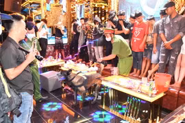 Cảnh sát đột kích quán Karaoke Hương phát hiện nhiều đối tượng dương tính với ma túy. (Ảnh: TTXVN phát)