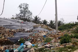 Đây là bãi rác lớn nằm cạnh sông Đơ, cách bãi biển hơn 1km và được xây dựng, sử dụng từ năm 1996 với tổng diện tích 2,7ha, công suất 25 tấn/ngày đêm. (Ảnh: Nguyễn Nam/TTXVN)