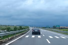 Phương tiện lưu thông trên một đoạn tuyến được đưa vào khai thác, vận hành. (Ảnh: Việt Hùng/Vietnam+)