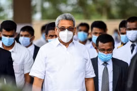 Tổng thống Sri Lanka Gotabaya Rajapaksa, giữa. (Ảnh: AFP/TTXVN)