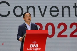 Phó Giám đốc Sở Du lịch Đà Nẵng Nguyễn Xuân Bình phát biểu chào mừng đoàn khách MICE với hơn 1.000 doanh nhân đến tham dự chương trình “Hội ngộ đỉnh cao BNI 2022.” (Ảnh: Trần Lê Lâm/TTXVN)