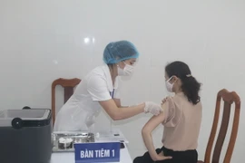 Tiêm vaccine phòng COVID-19 cho các đối tượng thuộc quy định. (Ảnh: Chu Hiệu/TTXVN)