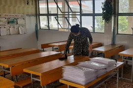 Cán bộ, giáo viên vệ sinh phòng học. (Ảnh: Tuấn Kiệt/TTXVN)