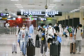Người dân đeo khẩu trang phòng dịch COVID-19 tại ga tàu hỏa ở Thượng Hải, Trung Quốc. (Ảnh: THX/TTXVN)