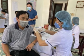 Tiêm phòng vaccine phòng COVID-19 cho các nhà báo. (Ảnh: Hồ Cầu/TTXVN)