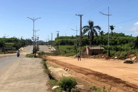 Một số vị trí trên tuyến còn ngổn ngang, nham nhở. (Ảnh: Lê Ngọc Phước/TTXVN)