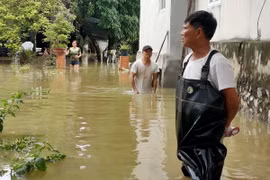Nhiều nhà dân bị ngập do mưa lũ. (Ảnh: TTXVN phát)