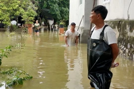 Nhiều nhà dân bị ngập do mưa lũ. (Ảnh: TTXVN phát)