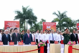 Chủ tịch nước Nguyễn Xuân Phúc thực hiện nghi thức chào cờ tại Lễ thượng cờ “Thống nhất non sông” tại Di tích Quốc gia đặc biệt “Đôi bờ Hiền Lương- Bến Hải.” (Ảnh: Thống Nhất/TTXVN)