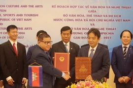 Thứ trưởng Bộ Văn hóa, Thể thao và Du lịch Hoàng Đạo Cương và Quốc vụ khanh Long Ponnasirivath thực hiện ký kết hợp tác văn hóa-nghệ thuật giai đoạn 2023-2027. (Ảnh: Thu Hương/TTXVN)