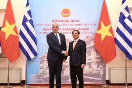 Bộ trưởng Ngoại giao Bùi Thanh Sơn với Bộ trưởng Ngoại giao Hy Lạp Nikolaos Dendias. (Ảnh: Lâm Khánh/TTXVN)