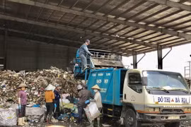 Xử lý rác thải tại khu xử lý chất thải tập trung Tóc Tiên của Công ty TNHH KBEC Vina, đây là dự án xử lý rác thải rắn sinh hoạt duy nhất tại đất liền trên địa bàn tỉnh Bà Rịa-Vũng Tàu. (Ảnh: Hoàng Nhị/TTXVN)
