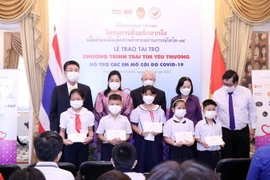 Trao học bổng cho các học sinh mồ côi vì dịch COVID-19 tại Thành phố Hồ Chí Minh. (Ảnh: Xuân Khu/TTXVN)